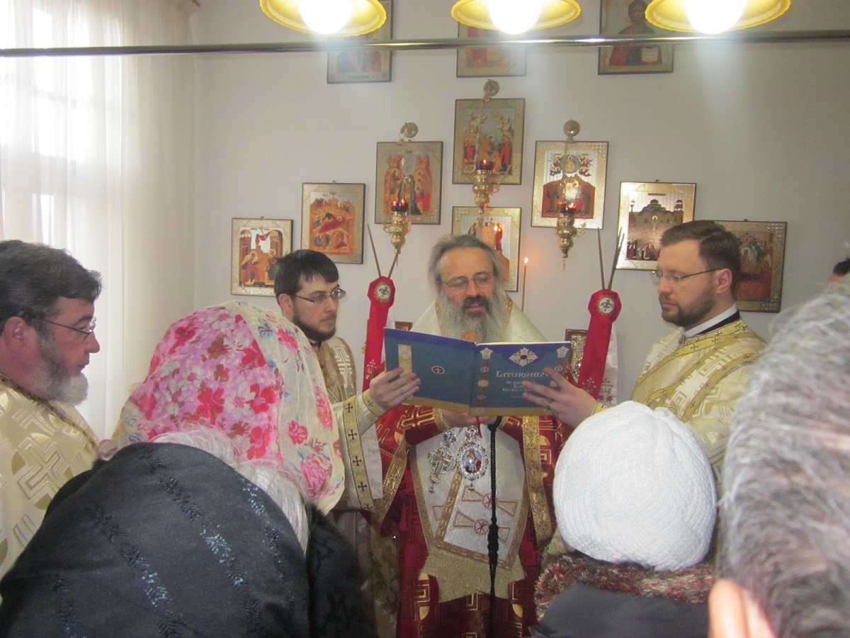 Slujbă arhierească într-o fostă locuinţă