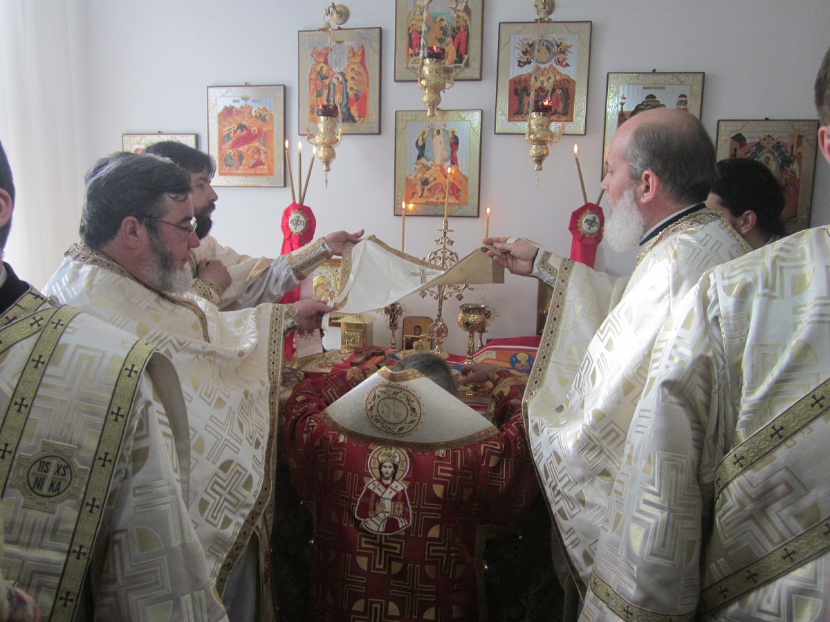 Slujbă arhierească într-o fostă locuinţă