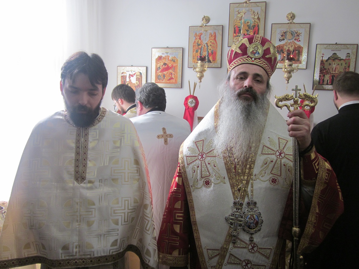 Slujbă arhierească într-o fostă locuinţă