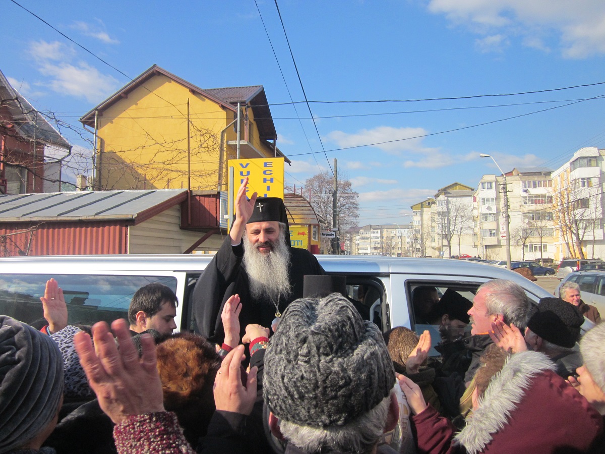 Slujbă arhierească într-o fostă locuinţă