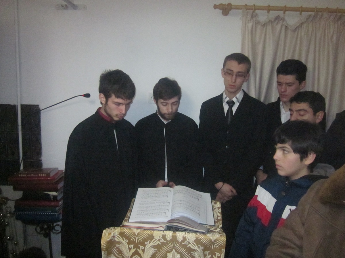 Slujbă arhierească într-o fostă locuinţă