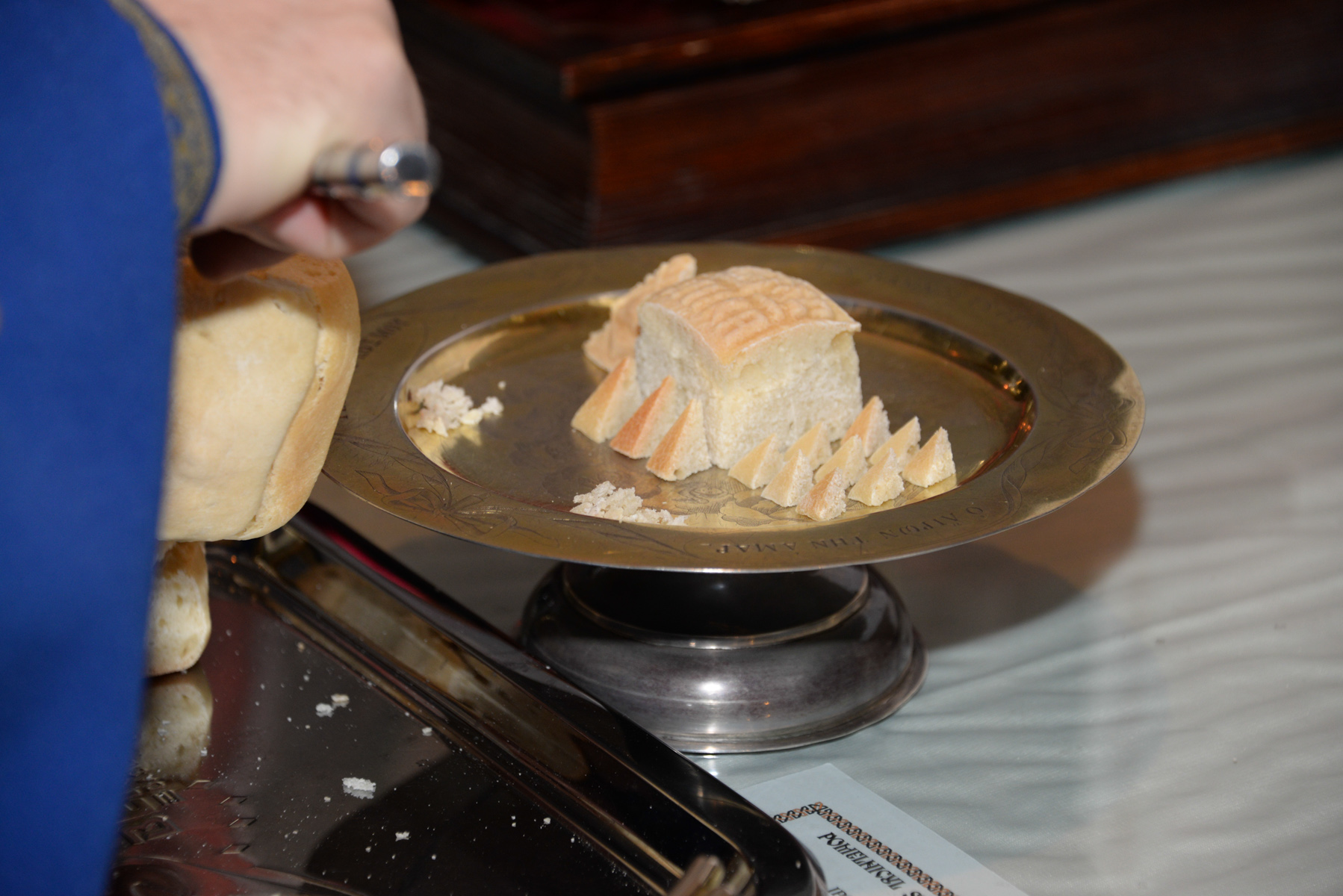 De ce sunt pomeniți sfinții îngeri la Proscomidie?