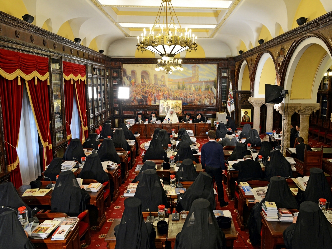 Sfântul Sinod reiterează poziţia privind definirea în Constituţia României a familiei întemeiate pe căsătoria dintre un bărbat şi o femeie