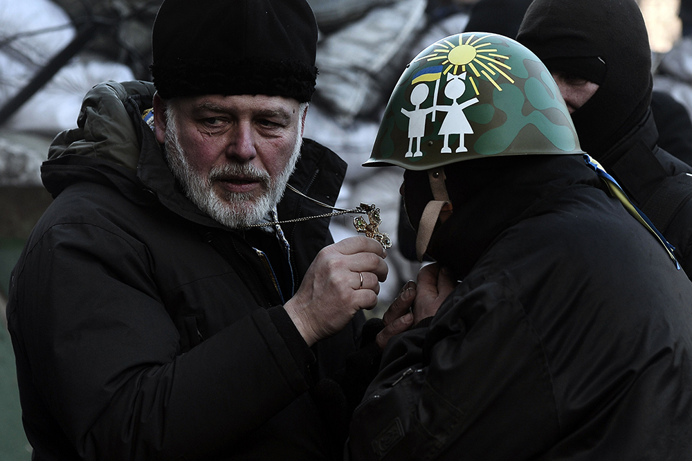 Imagini cum preoții iau un rol activ în protestele din Ucraina