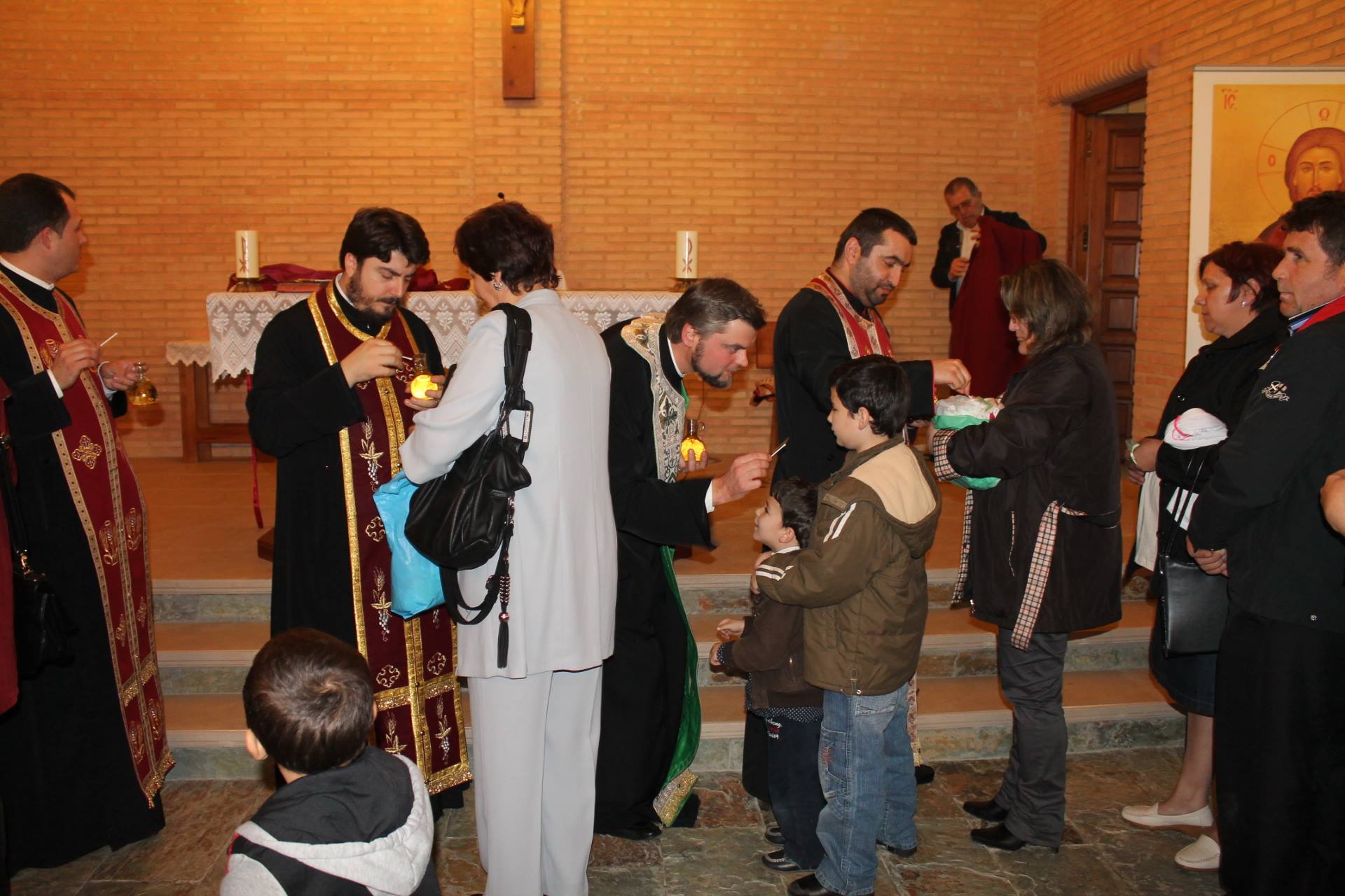 Taina Sfântului Maslu, săvârşită în sobor de şapte preoţi la Villarrobledo