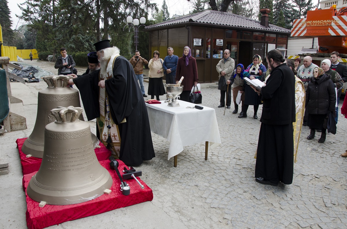 La Catedrala mitropolitană din Iași vor răsuna clopote noi (GALERIE FOTO)