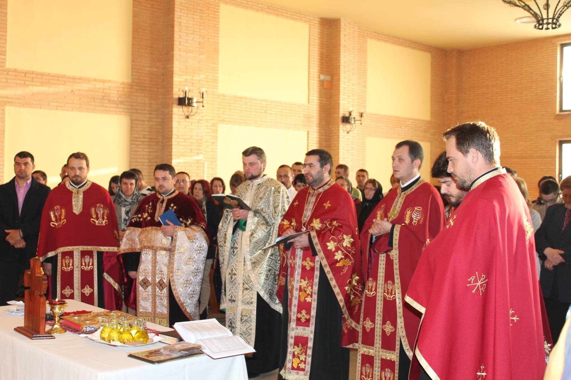 Taina Sfântului Maslu, săvârşită în sobor de şapte preoţi la Villarrobledo