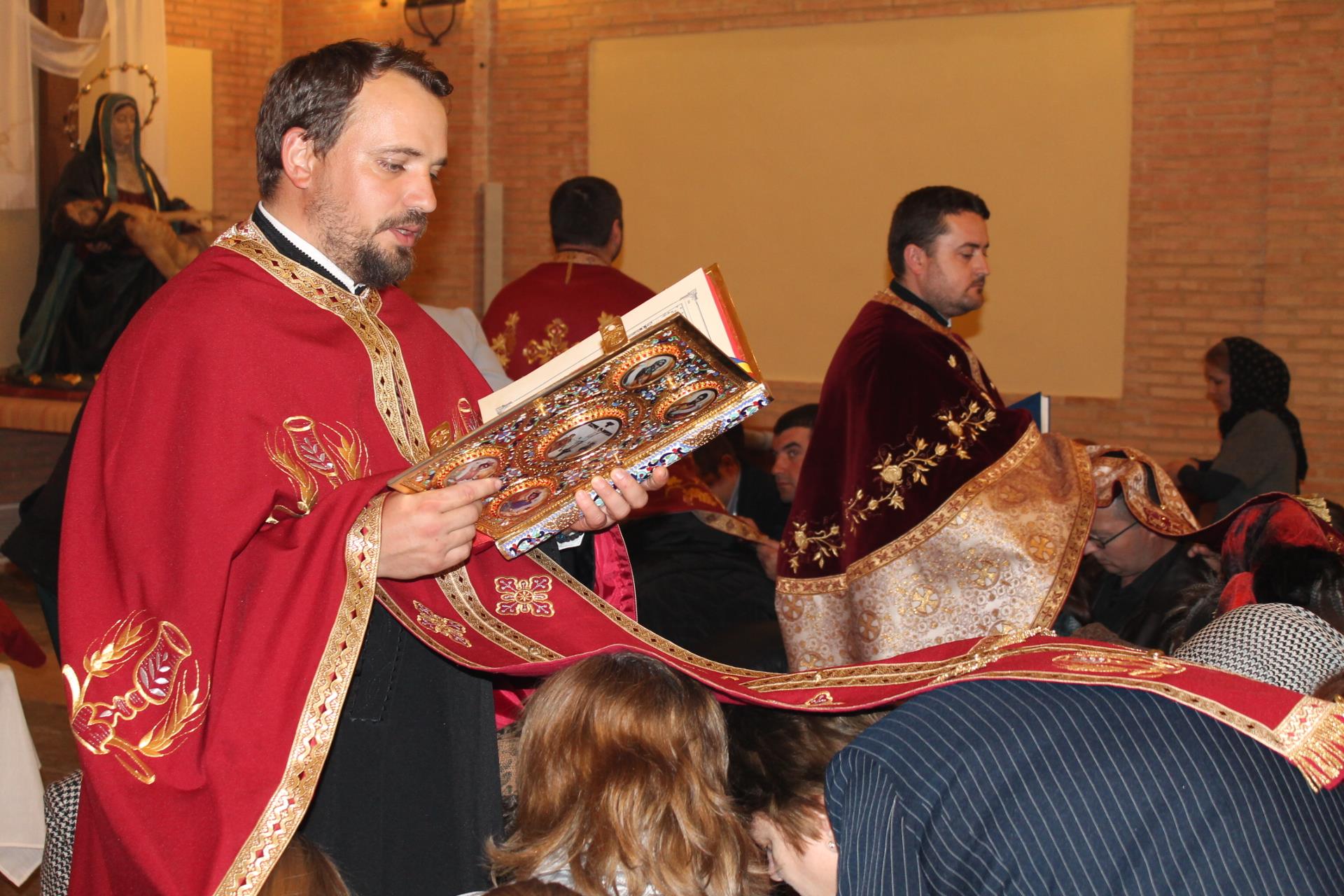 Taina Sfântului Maslu, săvârşită în sobor de şapte preoţi la Villarrobledo