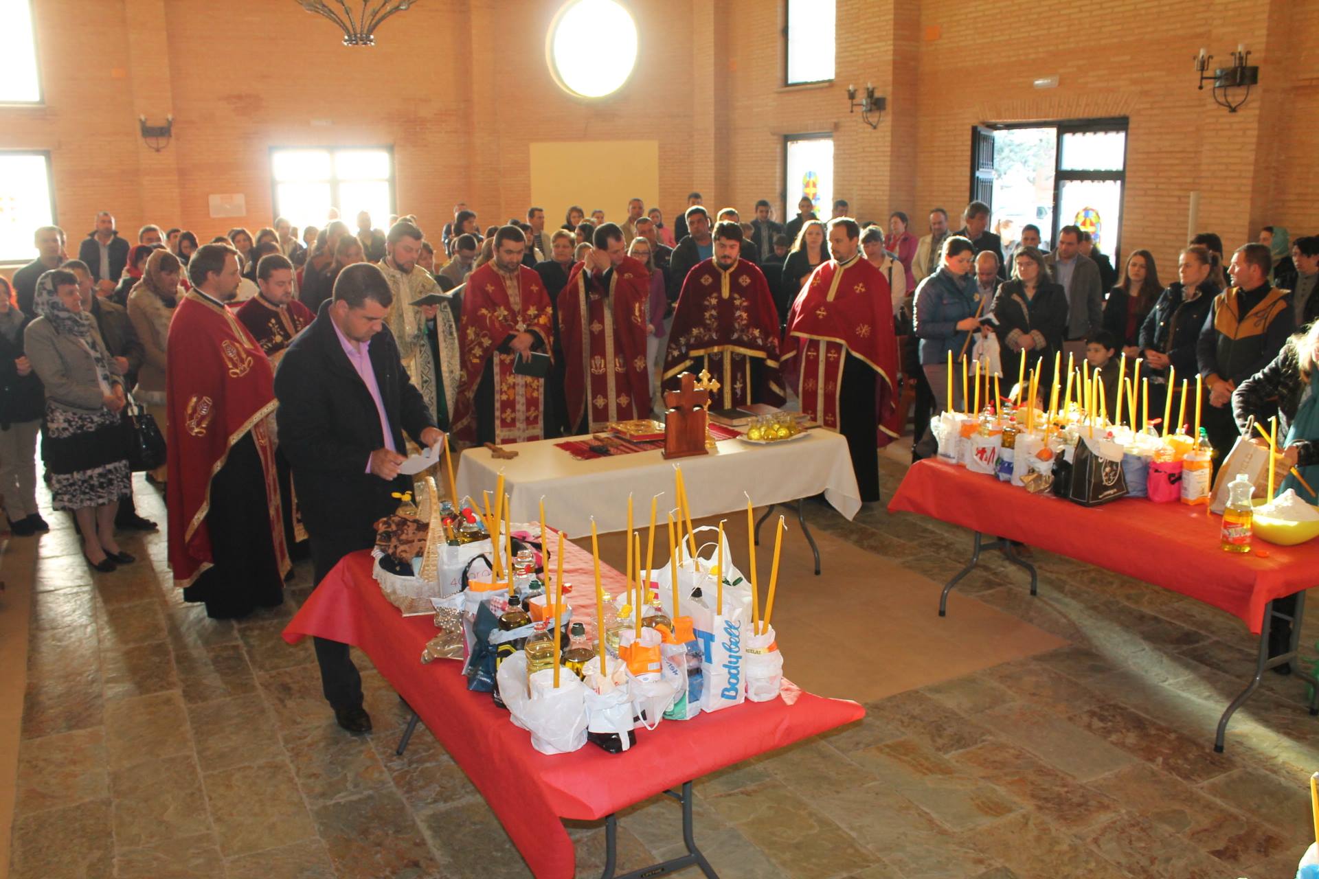 Taina Sfântului Maslu, săvârşită în sobor de şapte preoţi la Villarrobledo