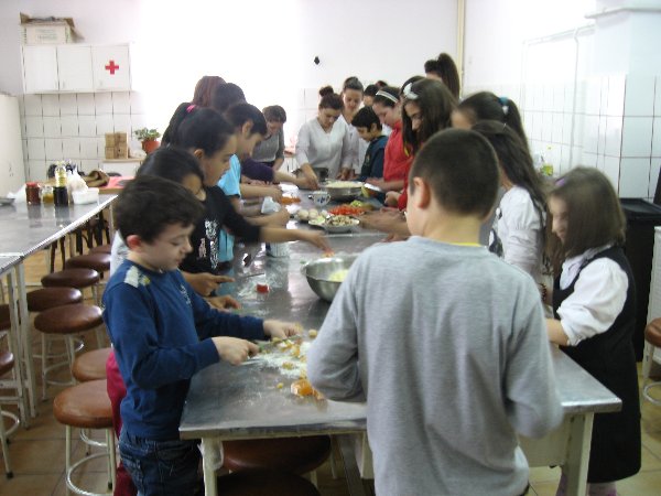 Activităţi recreativ – educaţionale, în cadrul Centrelor sociale “Aripi de Lumină” şi “Best Life” Activităţi recreativ – educaţionale, în cadrul Centrelor sociale “Aripi de Lumină” şi “Best Life”