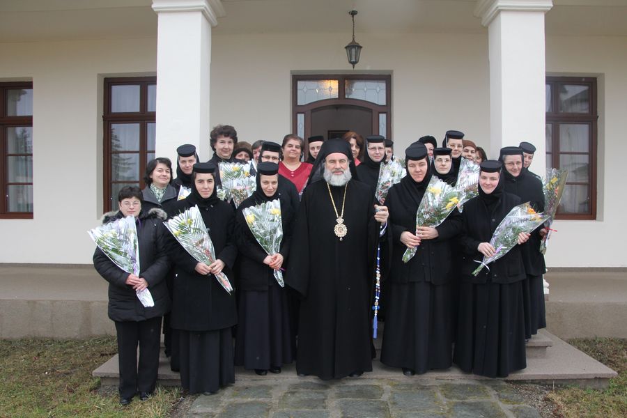 Angajatele Centrului eparhial Roman, felicitate de PS Ioachim Băcăuanul