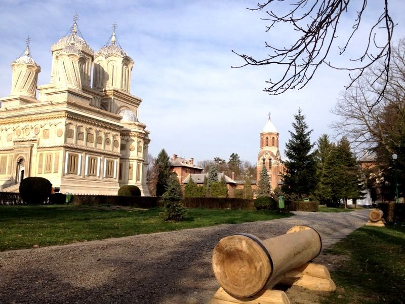 Acțiune de înfrumusețare a parcului Catedralei arhiepiscopale din Curtea de Argeş Acțiune de înfrumusețare a parcului Catedralei arhiepiscopale din Curtea de Argeş