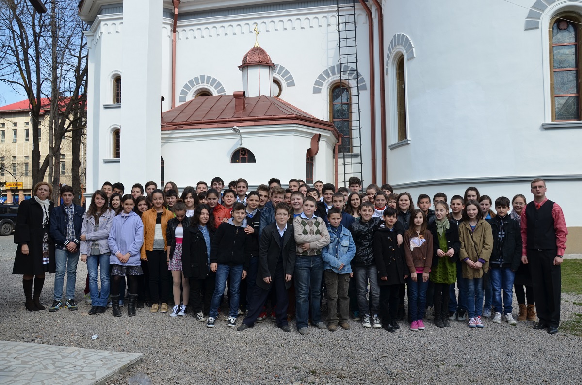 72 de elevi au dat răspunsurile liturgice la Biserica „Sfântul Nicolae“ din Câmpulung Moldovenesc