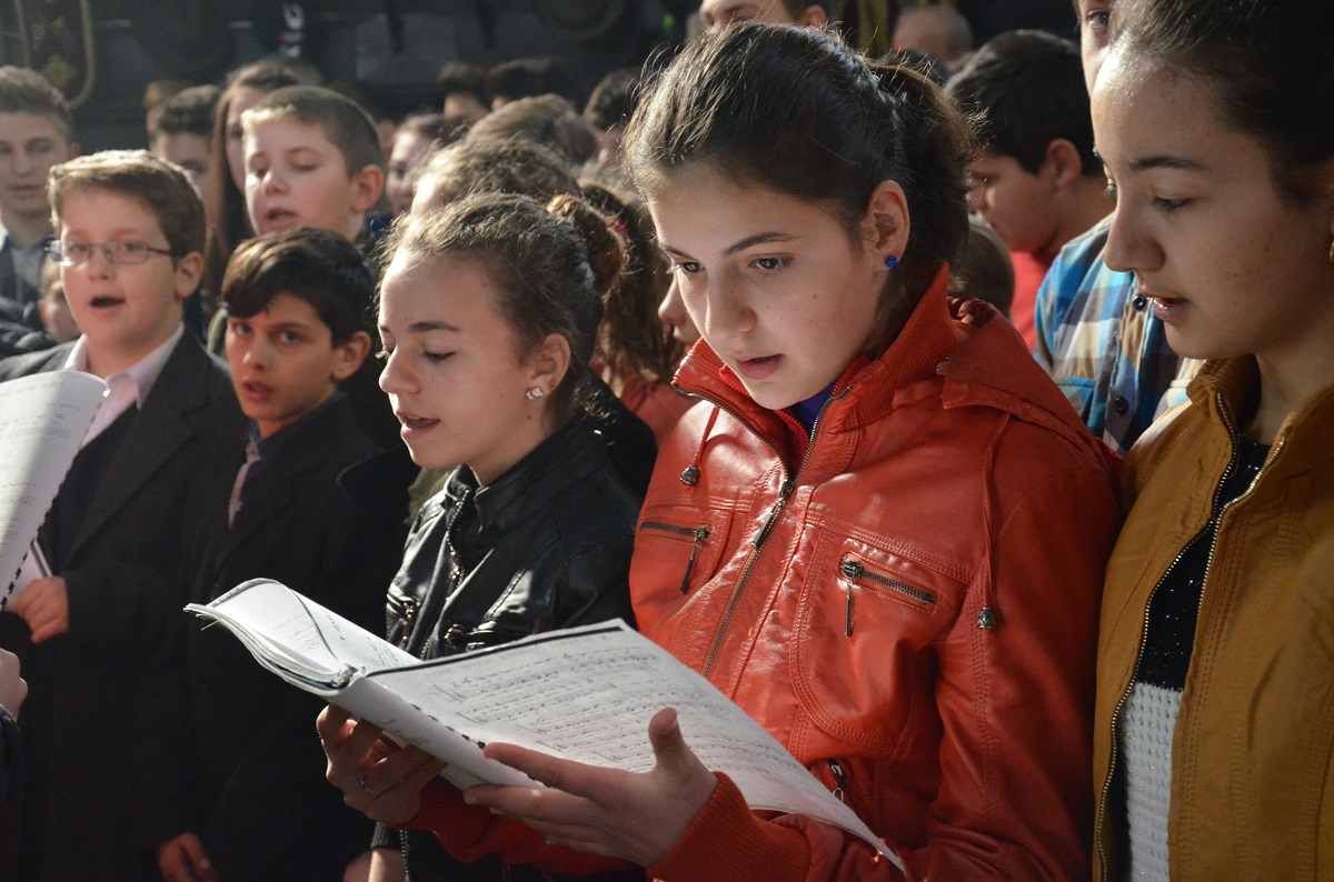 72 de elevi au dat răspunsurile liturgice la Biserica „Sfântul Nicolae“ din Câmpulung Moldovenesc