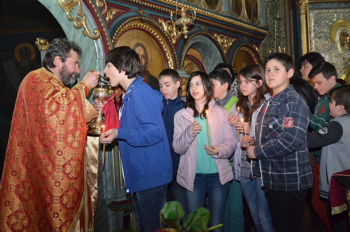 72 de elevi au dat răspunsurile liturgice la Biserica „Sfântul Nicolae“ din Câmpulung Moldovenesc