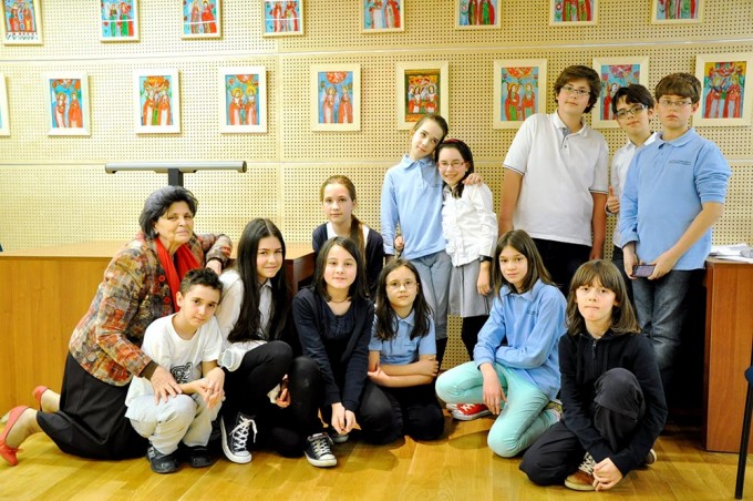 Expoziţie de icoane pe sticlă realizate de copii la Biblioteca Naţională a României