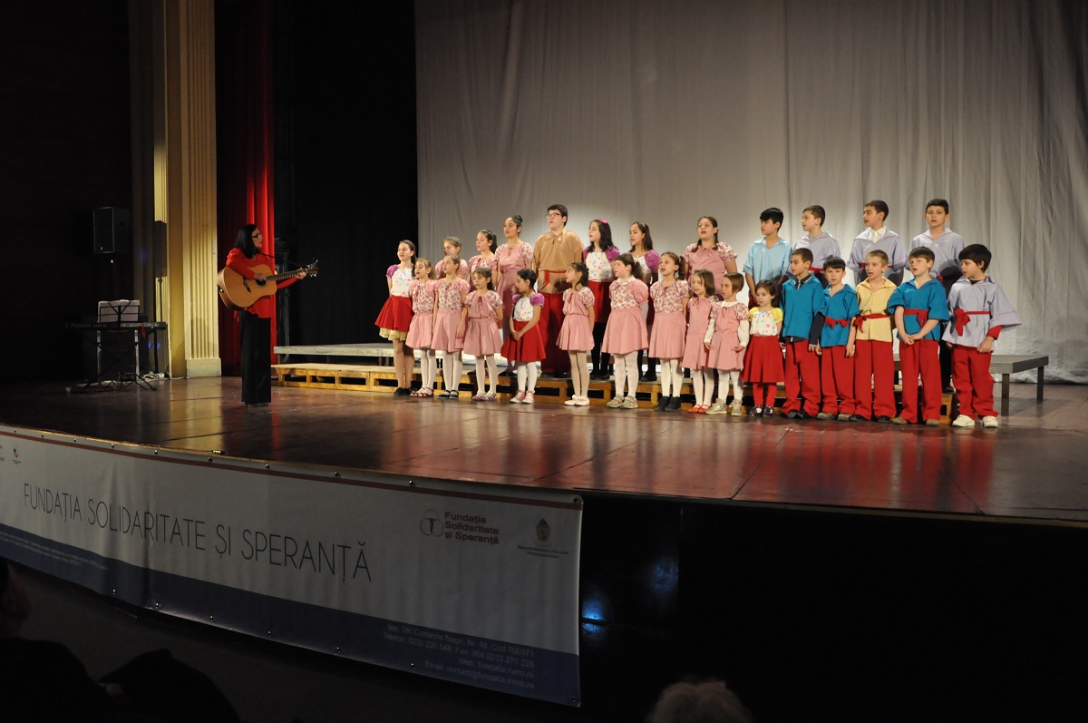 „Madrigalul“ a vestit primăvara la Iaşi, alături de copii