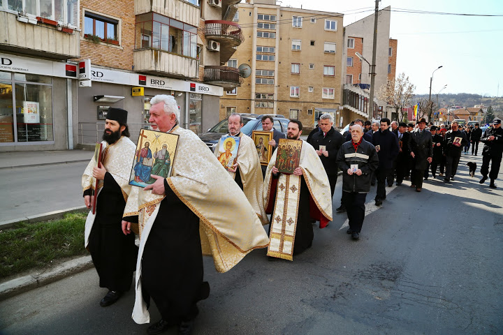 Procesiune cu icoane organizată pentru prima dată la Orăştie în Duminica Ortodoxiei (GALERIE FOTO)