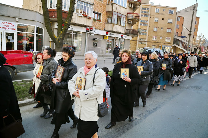 Procesiune cu icoane organizată pentru prima dată la Orăştie în Duminica Ortodoxiei (GALERIE FOTO)