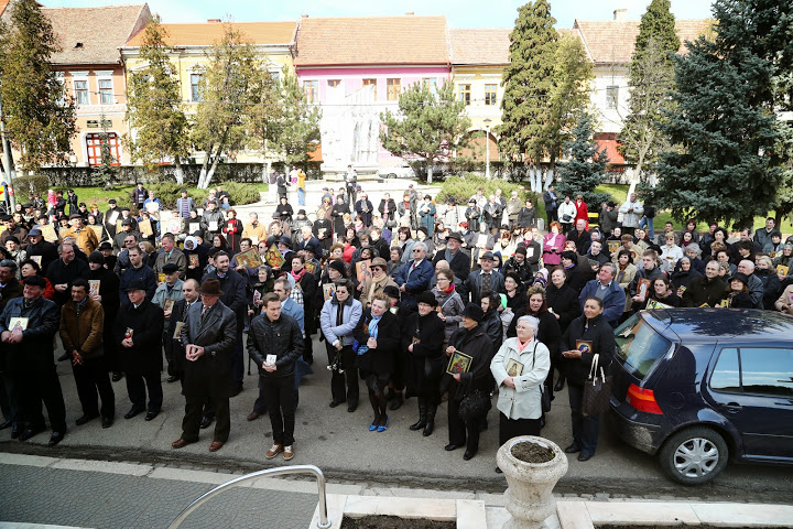 Procesiune cu icoane organizată pentru prima dată la Orăştie în Duminica Ortodoxiei (GALERIE FOTO)
