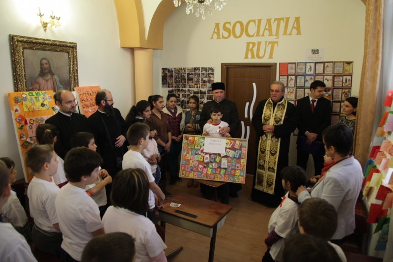 Copiii din centrele educaţionale sibiene au împărţit mărţişoare