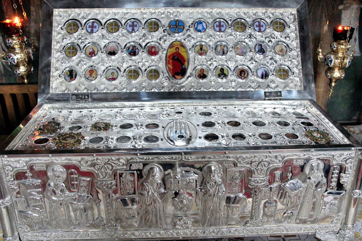 Raclă pentru moaştele sfinţilor din Catedrala arhiepiscopală din Roman