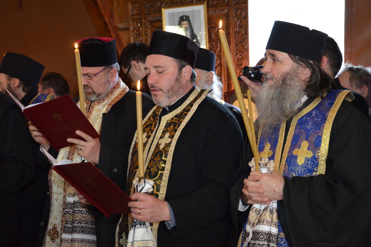 Părintele Zenovie Ghidescu a primit „sărutarea cea mai de pe urmă“