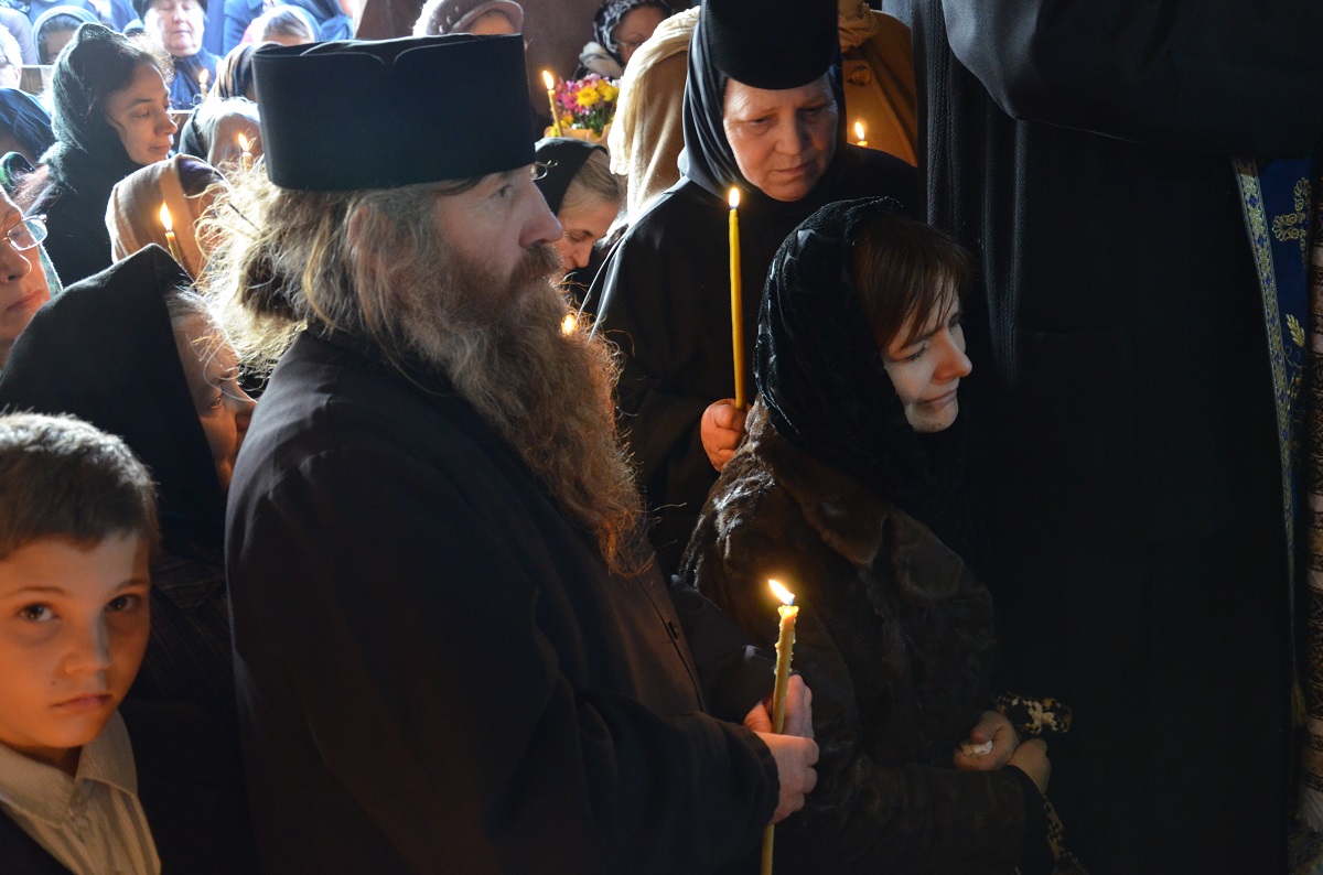 Părintele Zenovie Ghidescu a primit „sărutarea cea mai de pe urmă“