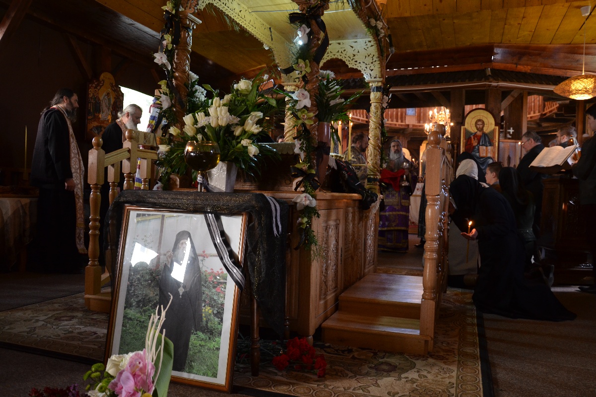 Părintele Zenovie Ghidescu a primit „sărutarea cea mai de pe urmă“