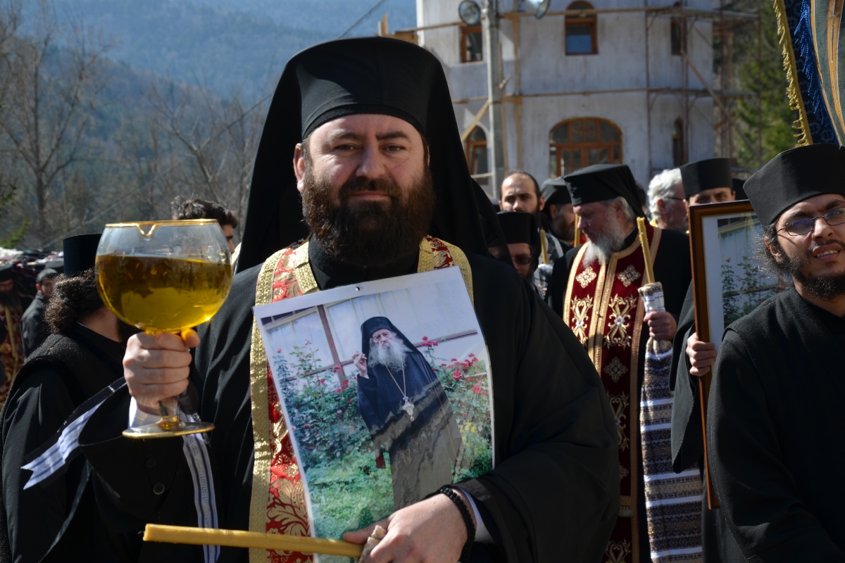 Părintele Zenovie Ghidescu a primit „sărutarea cea mai de pe urmă“