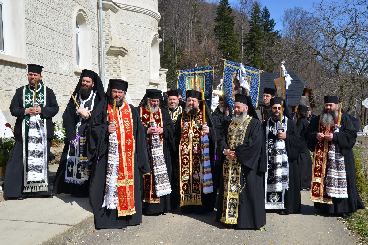 Părintele Zenovie Ghidescu a primit „sărutarea cea mai de pe urmă“