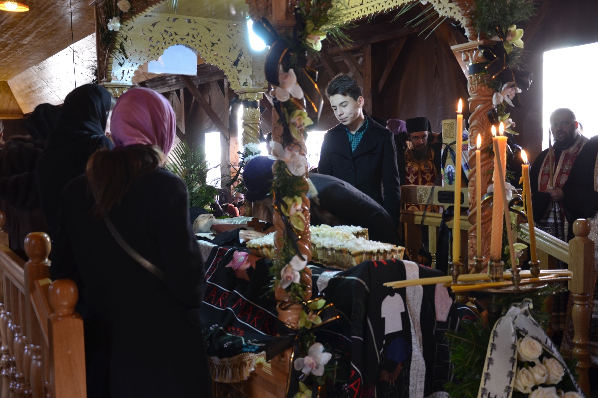 Părintele Zenovie Ghidescu a primit „sărutarea cea mai de pe urmă“