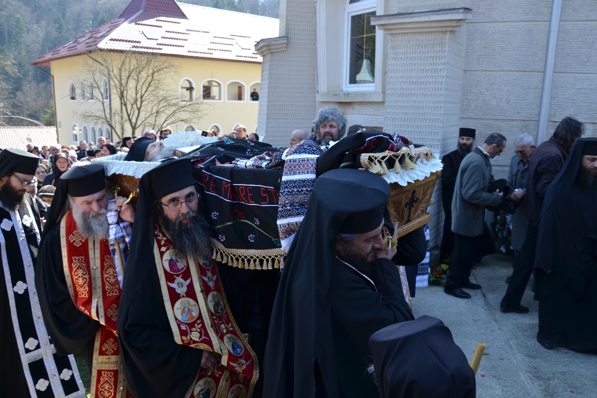 Părintele Zenovie Ghidescu a primit „sărutarea cea mai de pe urmă“