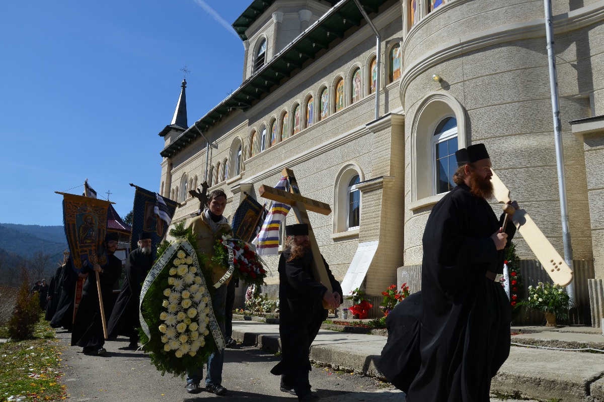 Părintele Zenovie Ghidescu a primit „sărutarea cea mai de pe urmă“