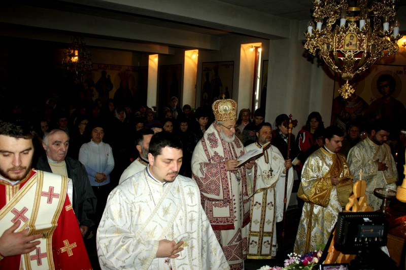 Liturghie arhierească în parohia Expo Parc, municipiul Pitești Liturghie arhierească în parohia Expo Parc, municipiul Pitești