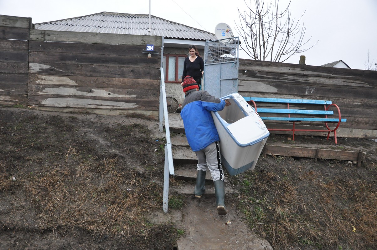 Faptă de milostenie pentru o familie nevoiaşă din satul Focuri