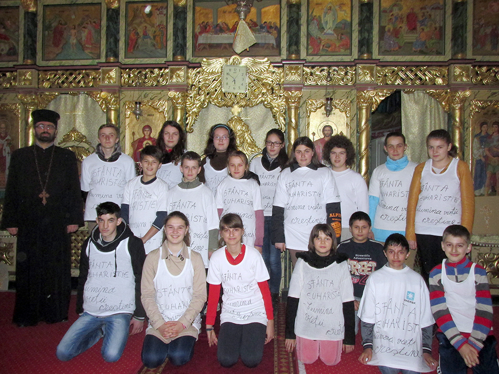 Copiii dăruiesc roadele Liturghiei la Bratca