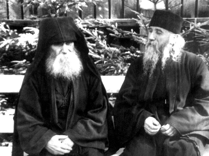 Duhovnicul săvârşeşte taina Mărturisirii sub inspiraţia Duhului Sfânt…