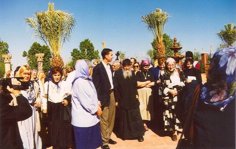 Părintele Efrem în Arizona, în mijlocul unor credincioşi Părintele Efrem Filotheitul