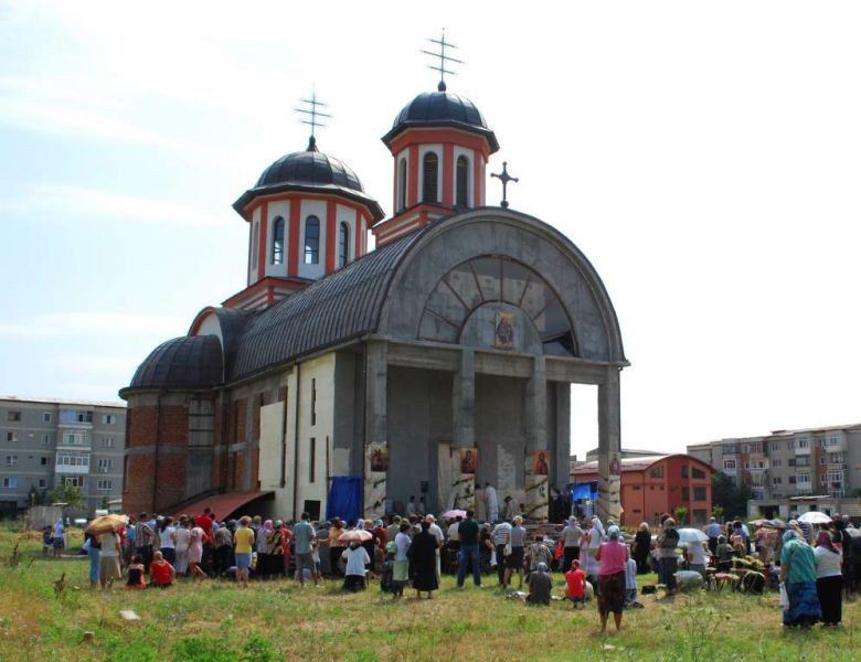 Slujire arhierească la "biserica de carton" Slujire arhierească la "biserica de carton"