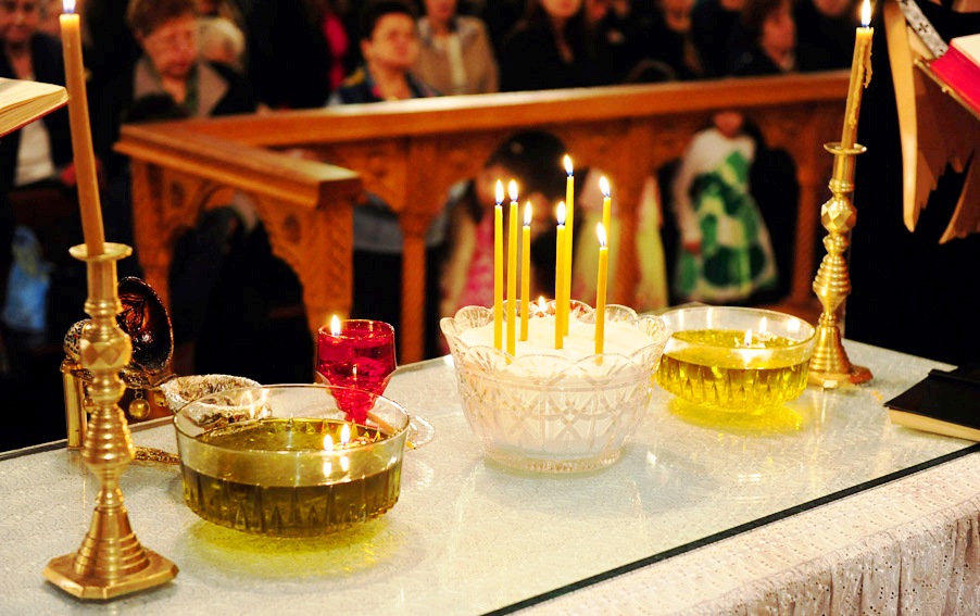 Studenții ascoreni se unesc în rugăciune la Taina Sfântului Maslu și privegherea de seară oficiate sâmbătă la Biserica Sfântul Sava cel Sfințit din Iași