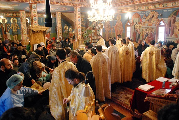 De ce Taina Sfântului Maslu se face cu șapte preoţi?