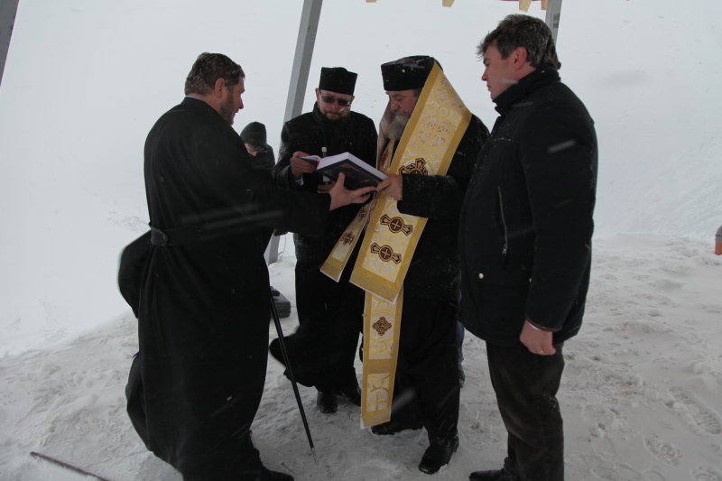 IPS Laurenţiu a sfinţit crucea de la Bâlea-Lac