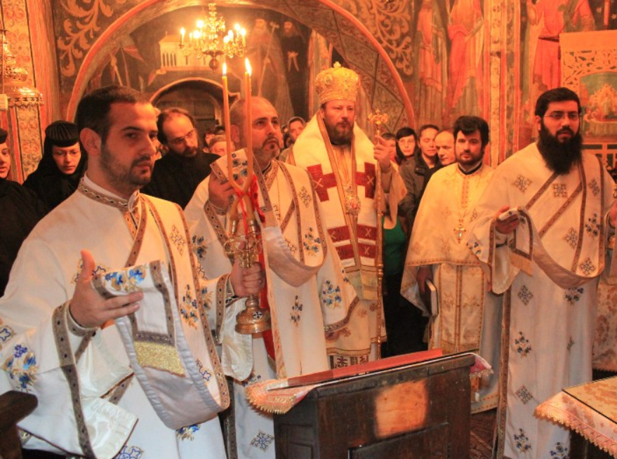 Slujbă arhierească la Mănăstirea Sărăcineşti Slujbă arhierească la Mănăstirea Sărăcineşti