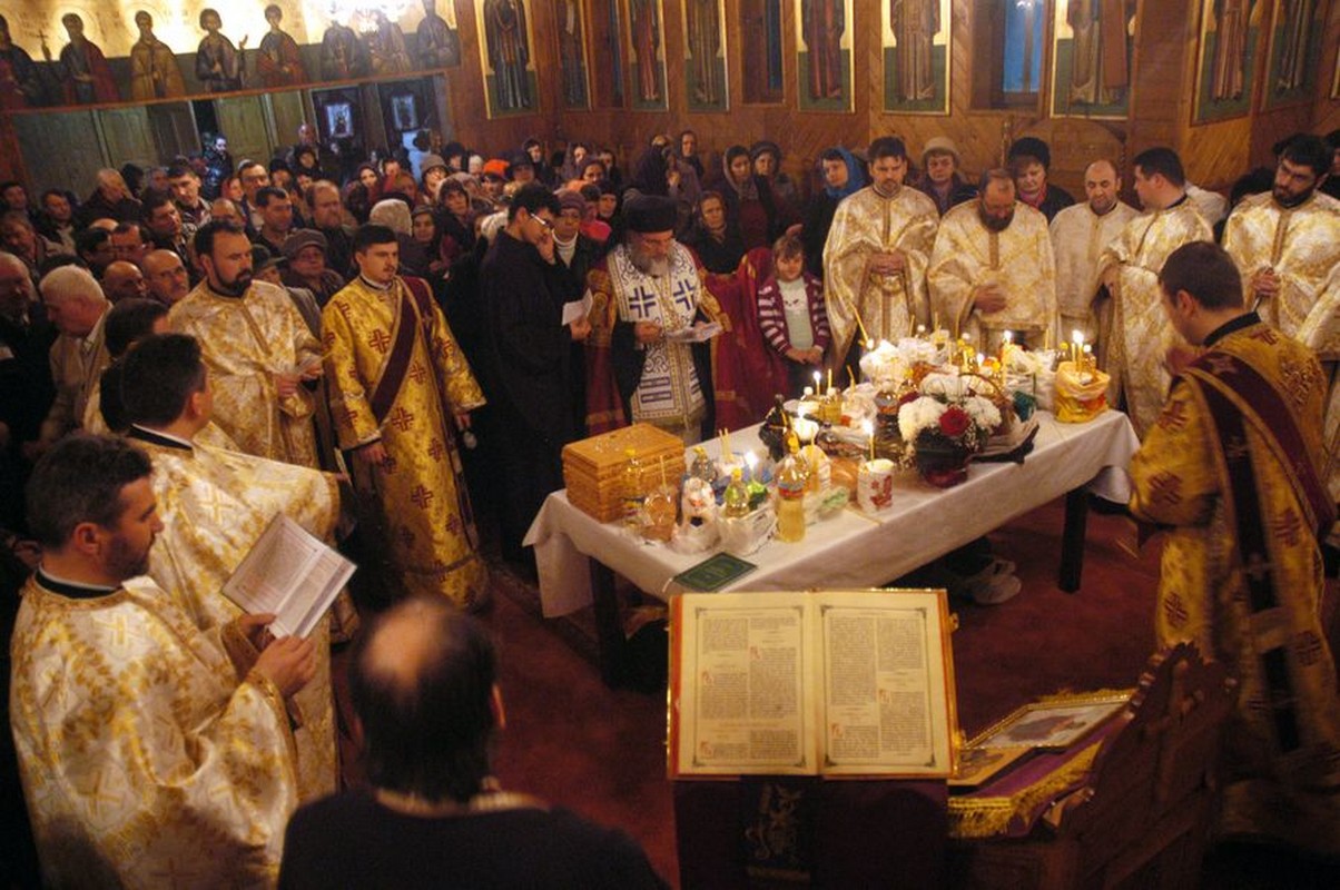 Rugăciuni la ceas de seară în Mănăstirea Valea Budului