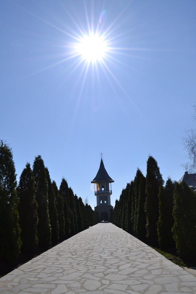 „Pe-un picior de plai/Pe-o gură de Rai”