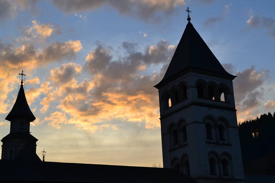 „Pe-un picior de plai/Pe-o gură de Rai”