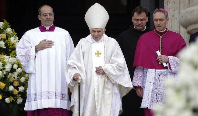 La ceremonia de canonizare a luat parte și Papa emerit Benedict al VI-lea. Sursa foto: La Vie Evenimentul din jurul a patru Papi