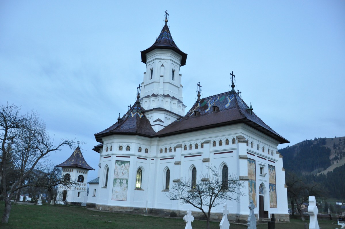 „Sfinţii alcătuiesc coroana de aur a Bisericii noastre“