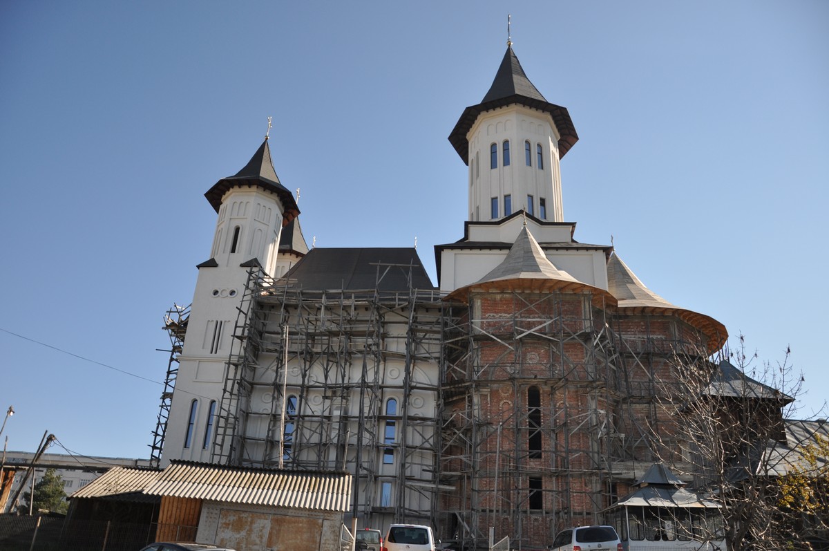 Liturghie arhierească la hramul catedralei din Fălticeni